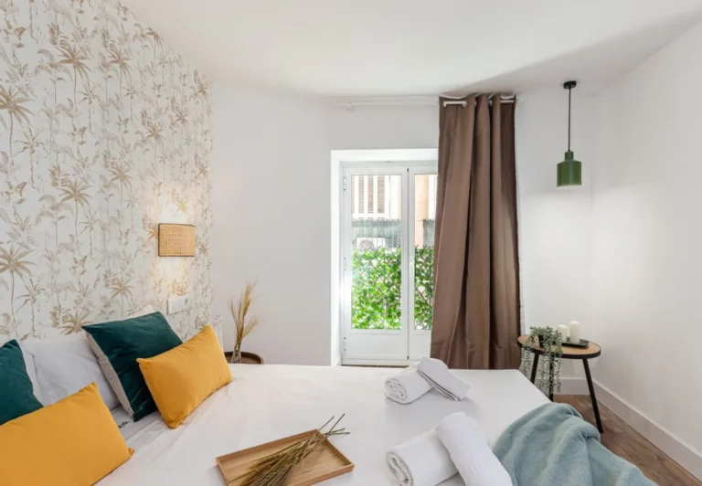 Ventana del primer dormitorio en el apartamento Queen's Chueca II, Madrid