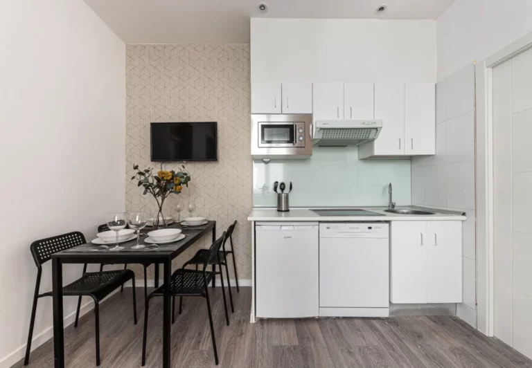 Cocina y mesa de comedor para cuatro en el apartamento Queen's Chueca III, Madrid