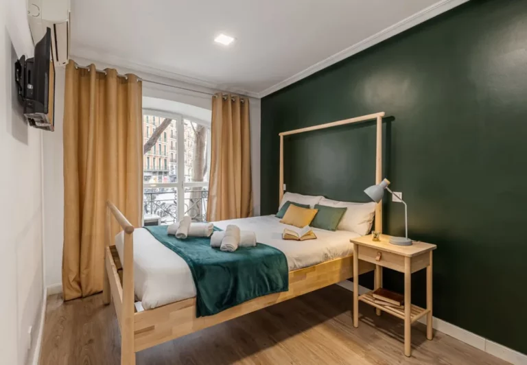 Dormitorio con dosel de madera en el apartamento Queen's Plaza Mayor I, Madrid