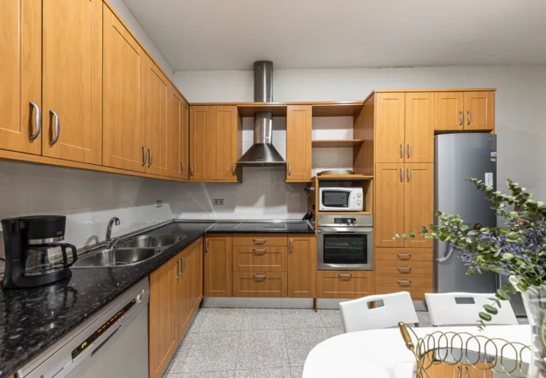Cocina independiente en madera en el apartamento Queen's Plaza Mayor II, Madrid
