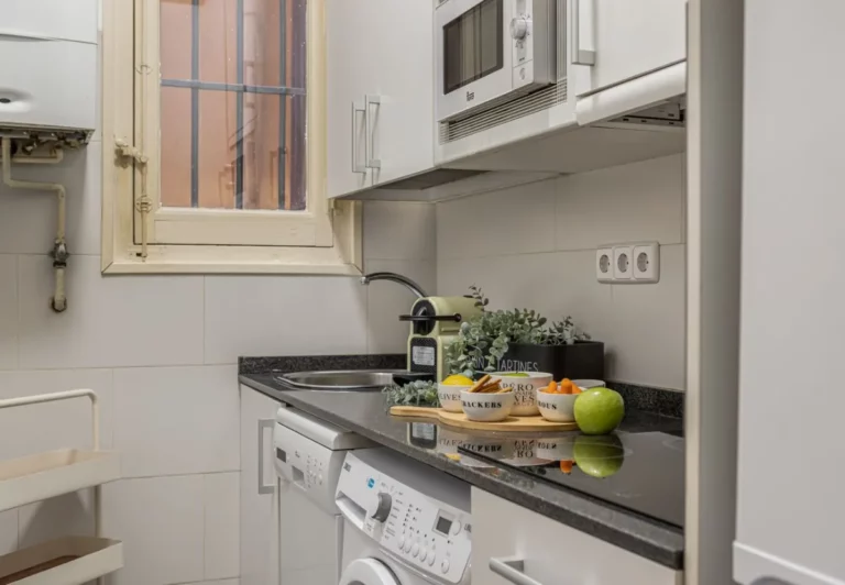 Cocina independiente en el apartamento Queen's Plaza Mayor III, Madrid