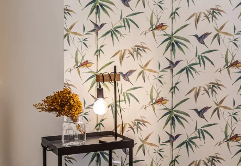 Papel pintado de bambú y pájaros en el apartamento Queen's Plaza Mayor III, Madrid