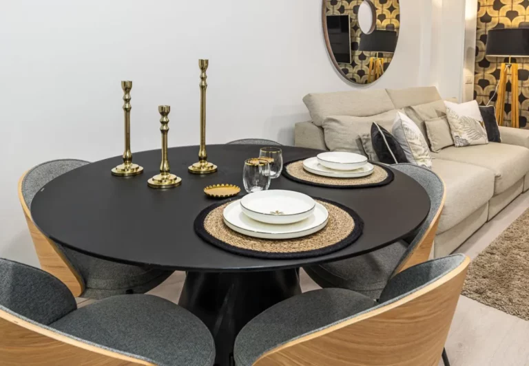 Mesa de comedor con candelabros en el apartamento Queen's Retiro I, Madrid