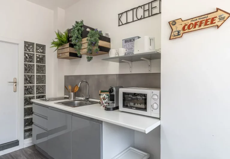 Cocina con estantes de plantas en el apartamento Queen's Retiro III, Madrid