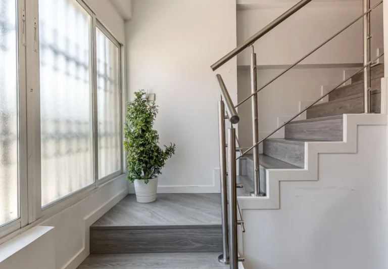 Escalera entre las dos alturas en el apartamento Queen's Retiro III, Madrid