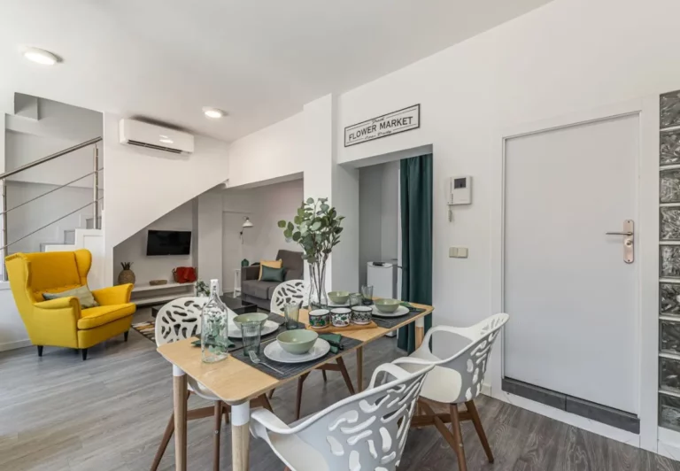 Salón comedor del dúplex en el apartamento Queen's Retiro III, Madrid