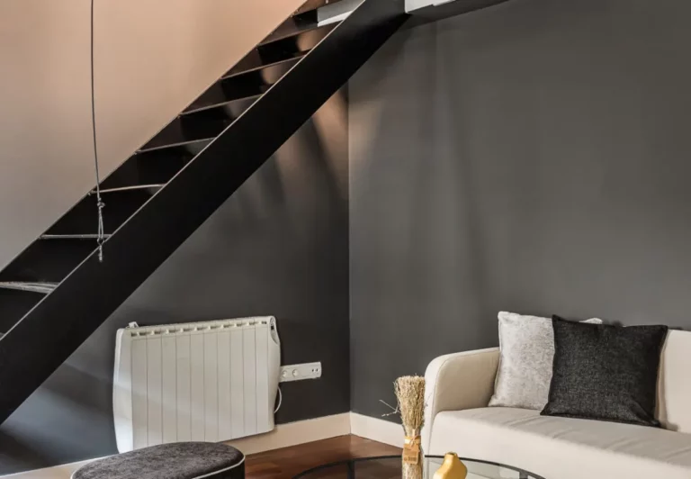 Escalera de hierro negro en el apartamento Queen's Las Letras II, Madrid