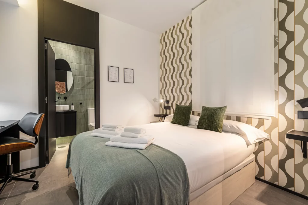 Habitación doble en pleno Chamberí, amueblada con gusto y equipada con todo lo necesario para una estancia sin complicaciones.
