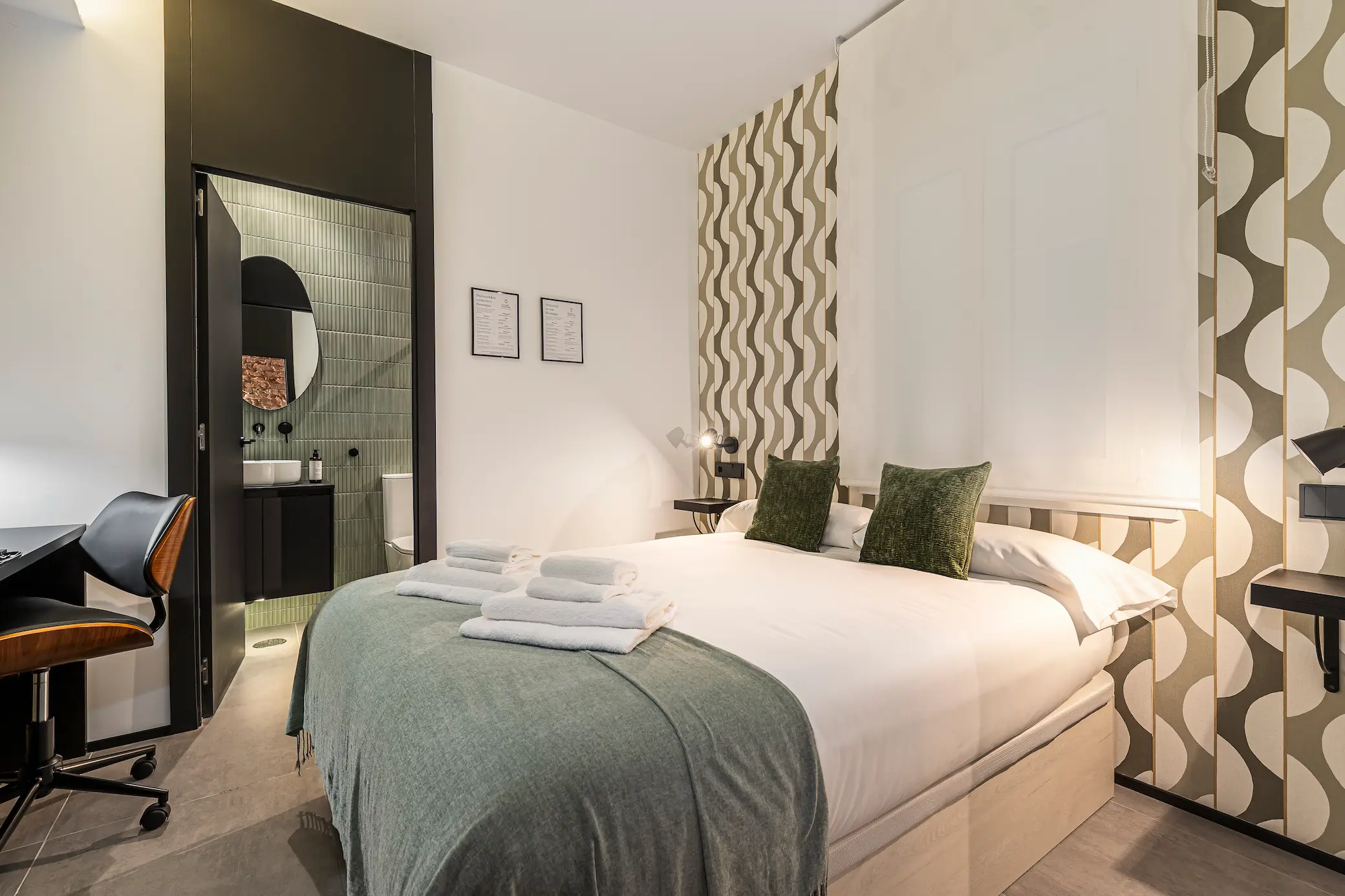 Habitación doble en pleno Chamberí, amueblada con gusto y equipada con todo lo necesario para una estancia sin complicaciones.
