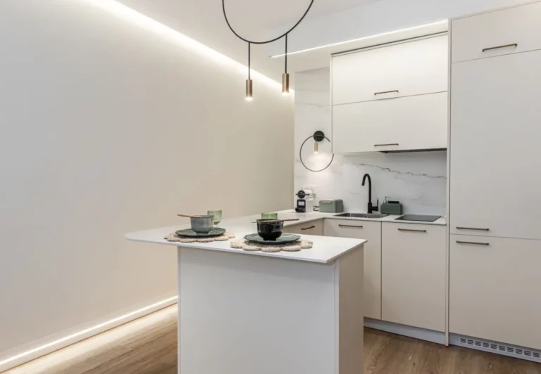 Cocina con isla de mármol en el apartamento Queen's Retiro IV, Madrid