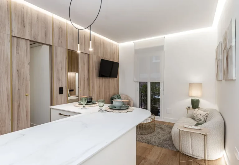 Salón y cocina abiertos en el apartamento Queen's Retiro IV, Madrid