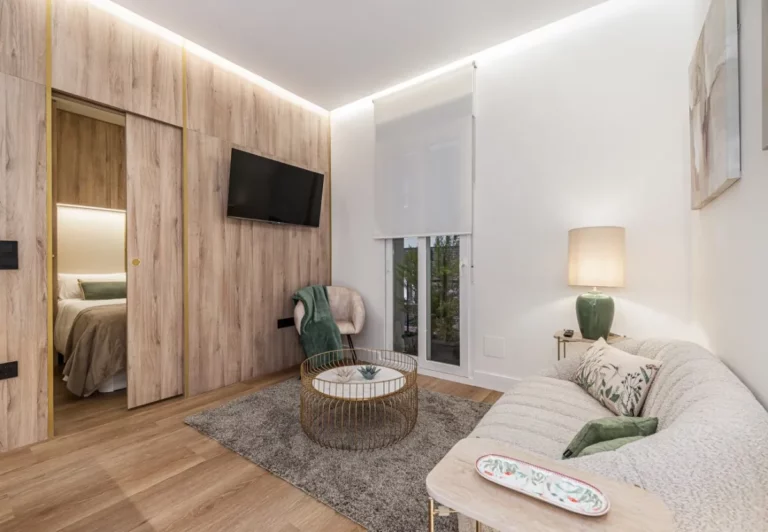Salón con puerta al dormitorio en el apartamento Queen's Retiro IV, Madrid