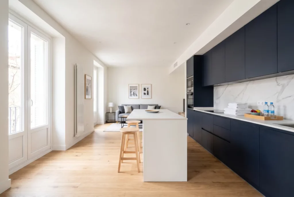 Cocina abierta y salón de un apartamento turístico en Madrid listo para recibir huéspedes