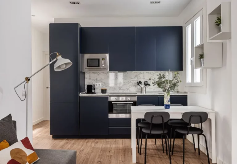 Cocina y comedor en el apartamento Queen's Atocha I, Madrid