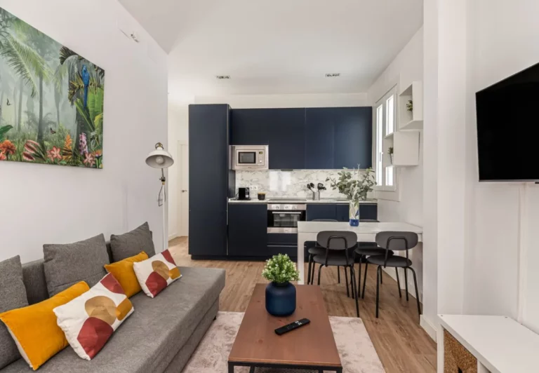 Salón abierto a la cocina en el apartamento Queen's Atocha I, Madrid