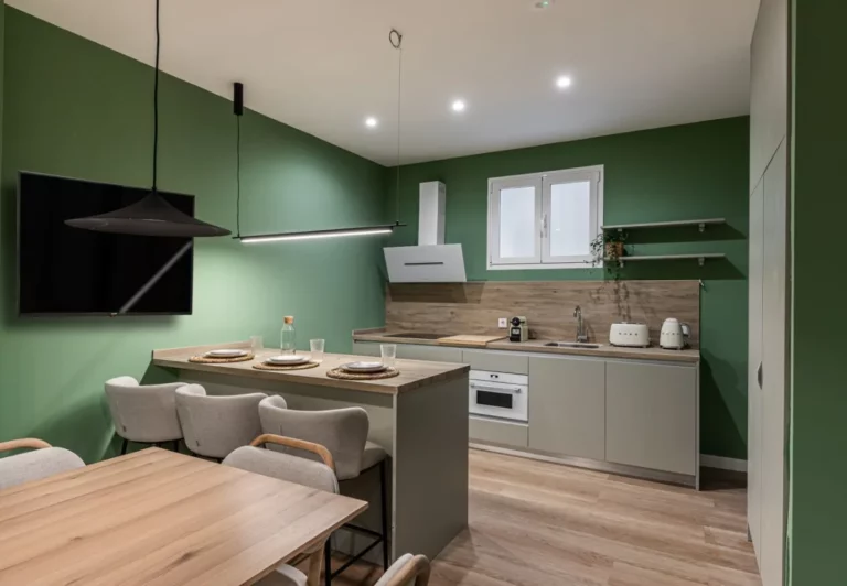 Cocina compartida con isla en el coliving The Queen's Bernabéu, Chamartín, Madrid