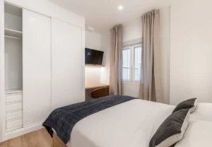 Armario empotrado y escritorio en la habitación Queen's Bernabéu III, coliving en Chamartín, Madrid