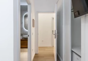 Entrada y puerta del baño en la habitación Queen's Bernabéu IV, coliving en Chamartín, Madrid