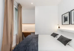 Cama junto a la ventana en la habitación Queen's Bernabéu V, coliving en Chamartín, Madrid