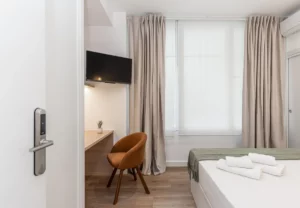 Escritorio y televisión en la habitación Queen's Bernabéu VIII, coliving en Chamartín, Madrid
