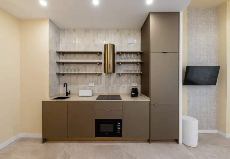 Cocina con estantes abiertos en el apartamento Queen's Chamberí I, Madrid