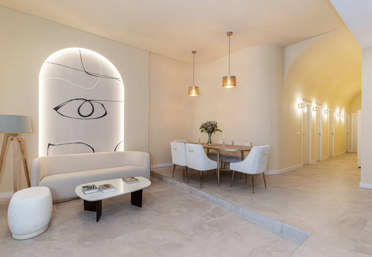 Salón comedor con arcos iluminados en el apartamento Queen's Chamberí I, Madrid