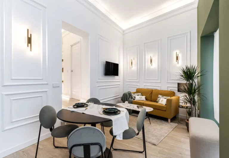 Salón comedor con molduras en el apartamento Queen's Chamberí II, Madrid