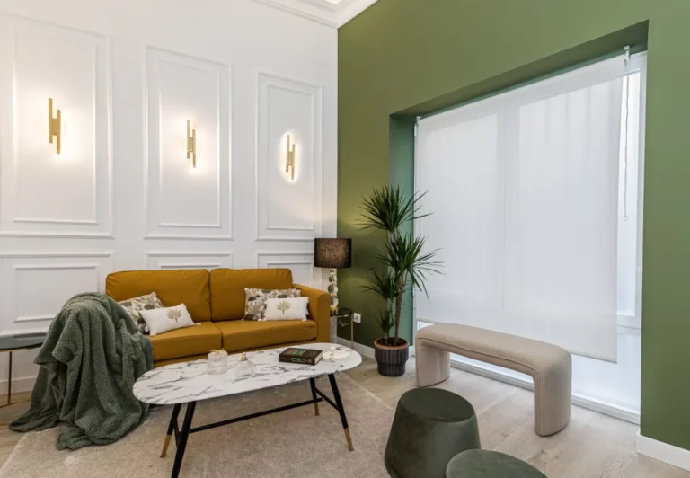 Sofá y mesa de mármol en el apartamento Queen's Chamberí II, Madrid