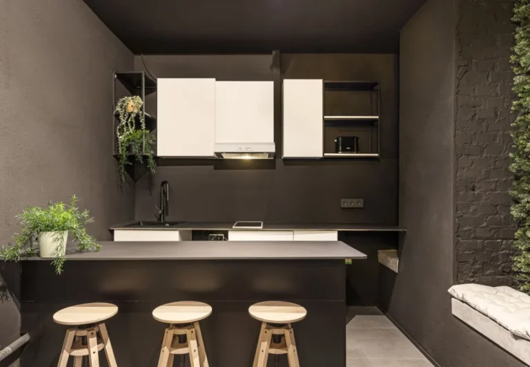 Cocina compartida con barra y taburetes en The Queen's Coliving Chamberí, Ríos Rosas, Madrid