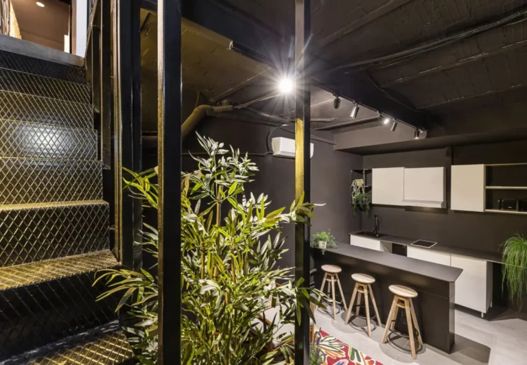 Cocina compartida vista desde el patio en The Queen's Coliving Chamberí, Ríos Rosas, Madrid