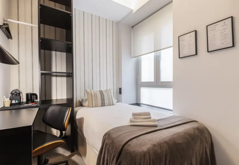Habitación individual con escritorio junto a la ventana, Queen's Coliving Chamberí I, coliving en Ríos Rosas, Chamberí, Madrid
