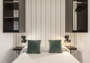 Cabecero de lamas claras y estantería abierta, Queen's Coliving Chamberí II, coliving en Ríos Rosas, Chamberí, Madrid