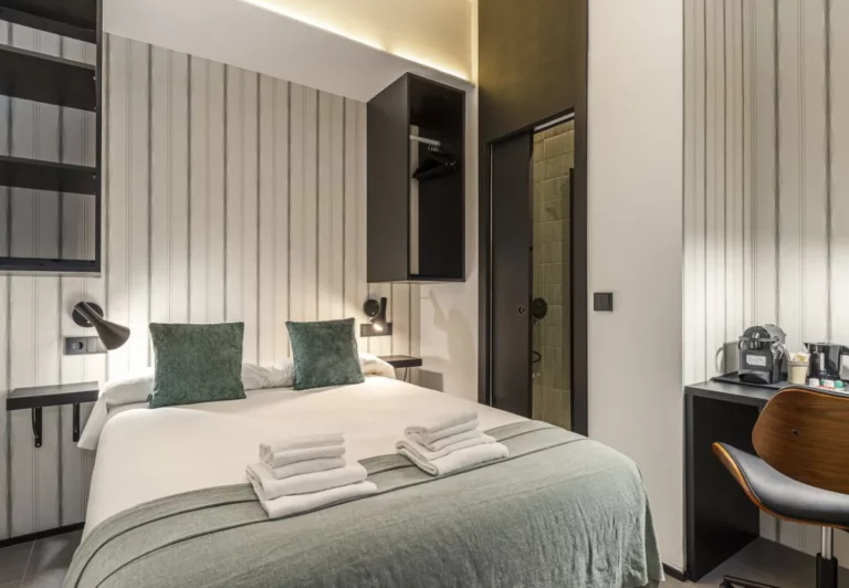 Cama de matrimonio con manta verde salvia, Queen's Coliving Chamberí II, coliving en Ríos Rosas, Chamberí, Madrid