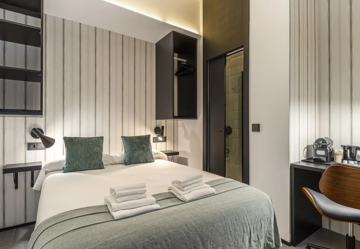 Cama de matrimonio con manta verde salvia, Queen's Coliving Chamberí II, coliving en Ríos Rosas, Chamberí, Madrid