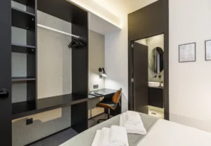Armario abierto y escritorio, Queen's Coliving Chamberí III, coliving en Ríos Rosas, Chamberí, Madrid