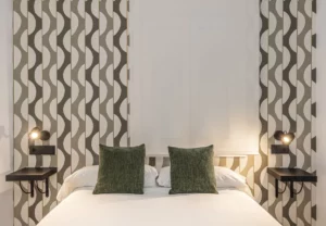 Cabecero con papel pintado de ondas en gris y blanco, Queen's Coliving Chamberí III, coliving en Ríos Rosas, Chamberí, Madrid