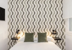 Cabecero con papel pintado de ondas y cojines verdes, Queen's Coliving Chamberí IV, coliving en Ríos Rosas, Chamberí, Madrid