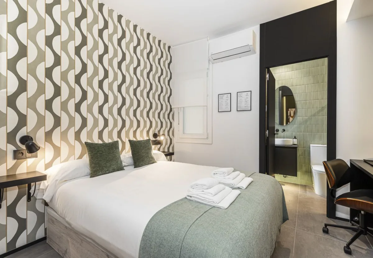 Dormitorio con papel pintado de ondas y cama de matrimonio, Queen's Coliving Chamberí IV, coliving en Ríos Rosas, Chamberí, Madrid