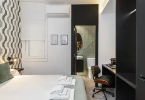 Escritorio con silla de cuero frente a la cama, Queen's Coliving Chamberí IV, coliving en Ríos Rosas, Chamberí, Madrid