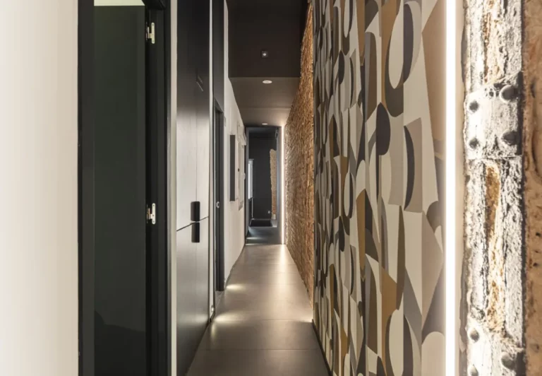 Pasillo con papel pintado geométrico en The Queen's Coliving Chamberí, Ríos Rosas, Madrid