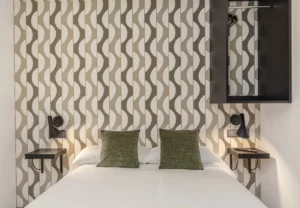Cabecero con papel pintado de ondas y cojines verdes, Queen's Coliving Chamberí V, coliving en Ríos Rosas, Chamberí, Madrid