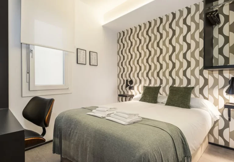 Dormitorio con papel pintado de ondas y ventana, Queen's Coliving Chamberí V, coliving en Ríos Rosas, Chamberí, Madrid