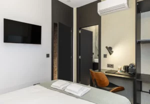 Televisión, escritorio y aire acondicionado, Queen's Coliving Chamberí V, coliving en Ríos Rosas, Chamberí, Madrid