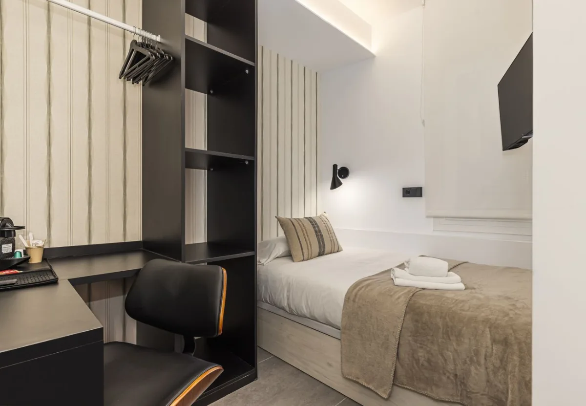 Habitación individual con escritorio y silla de cuero, Queen's Coliving Chamberí VI, coliving en Ríos Rosas, Chamberí, Madrid