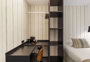 Escritorio negro y armario abierto con baldas, Queen's Coliving Chamberí VI, coliving en Ríos Rosas, Chamberí, Madrid
