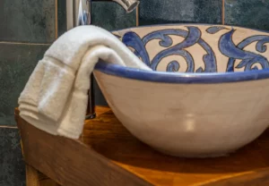 Lavabo de cerámica pintada a mano en azul en la habitación Queen's House Chueca VII, hotel boutique en Chueca, Madrid
