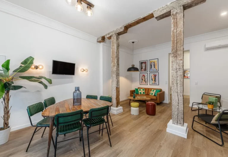 Mesa de comedor para seis junto al salón en el apartamento Queen's Malasaña I, Madrid
