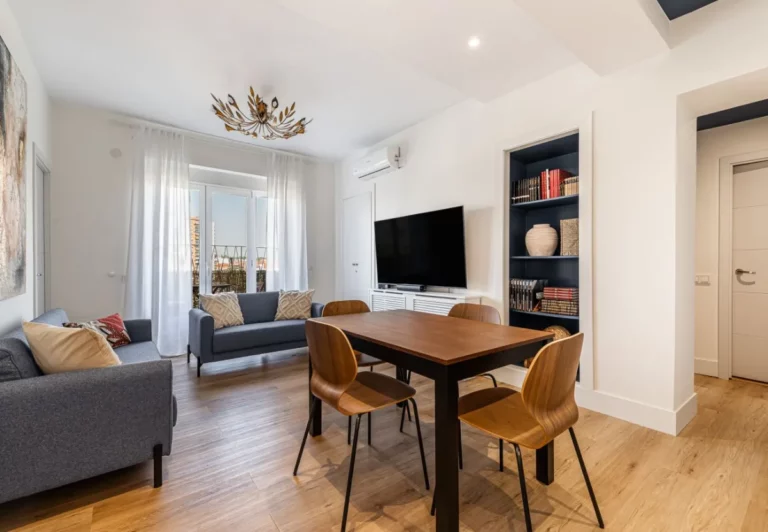 Mesa de comedor junto al salón en el apartamento Queen's Manzanares I, Madrid