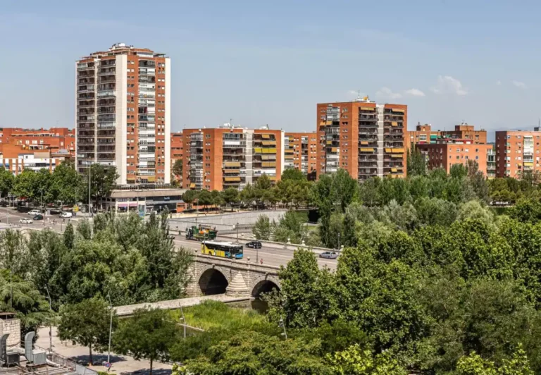 Vistas a Madrid Río y el puente de Segovia en el apartamento Queen's Manzanares I, Madrid