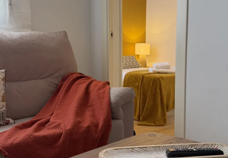 Butaca y acceso al dormitorio en el apartamento Queen's Nuevos Ministerios I, Madrid